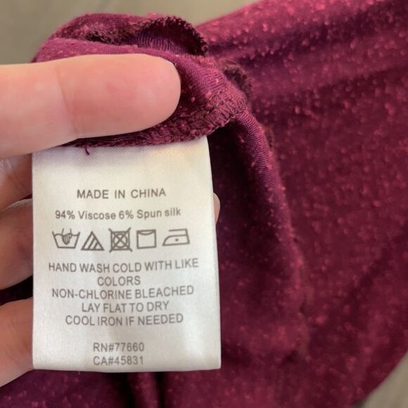 CHASER Wine Burgundy Textured Cold shoulder Flare Sleeve Top Shirt Small - Picture 3 of 3